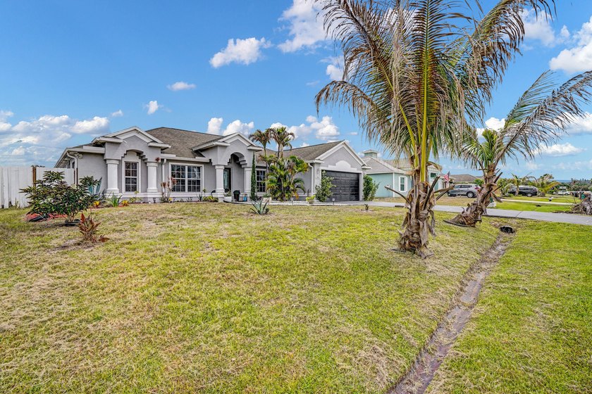 All the room you will ever need ! This immaculate CONCRETE BLOCK - photo 3