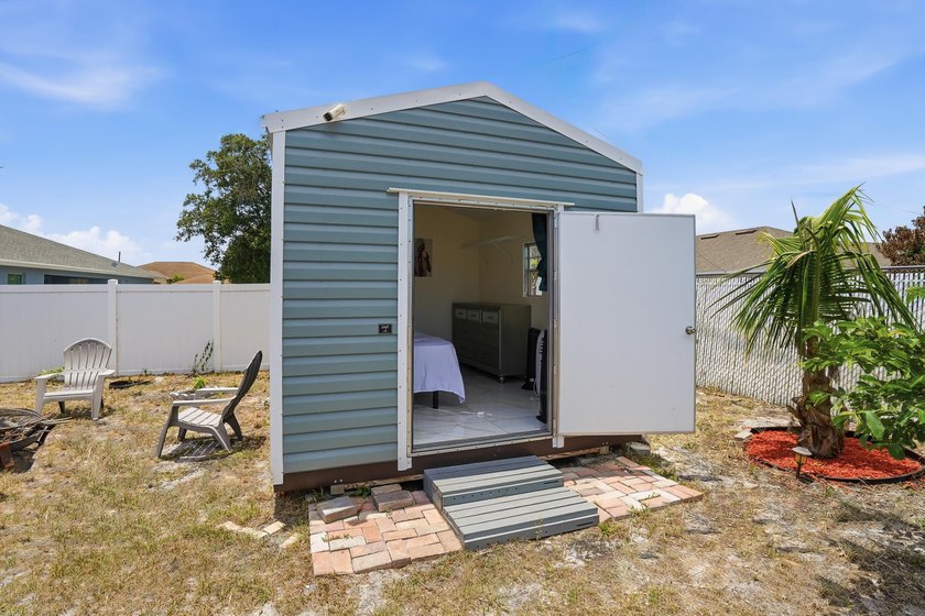 All the room you will ever need ! This immaculate CONCRETE BLOCK - photo 8
