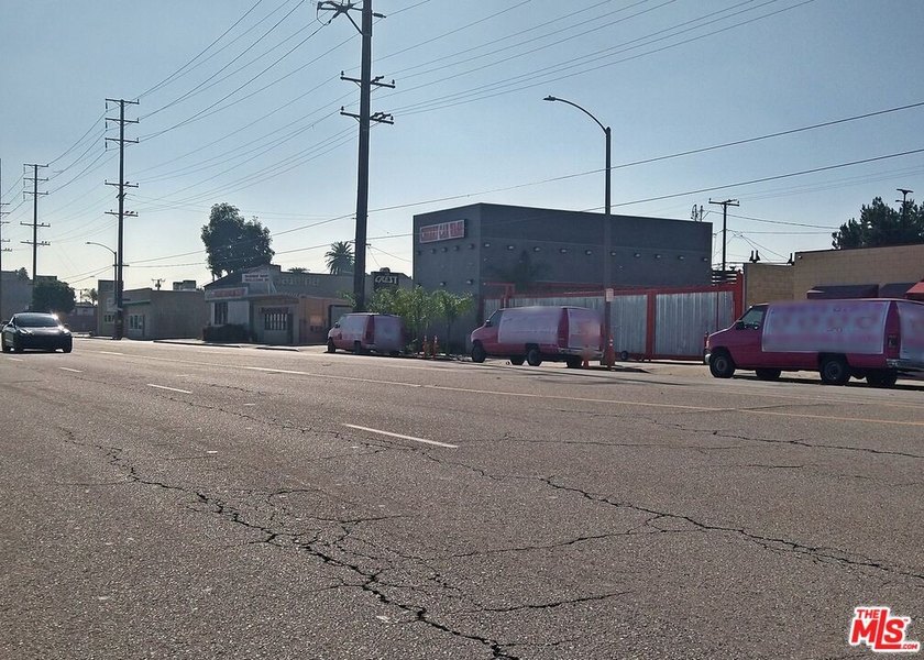 Prime mixed-use vacant land in a high-traffic North Long Beach - photo 5