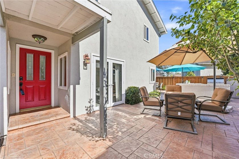 Beautiful end-unit townhome in a quiet interior location - photo 2