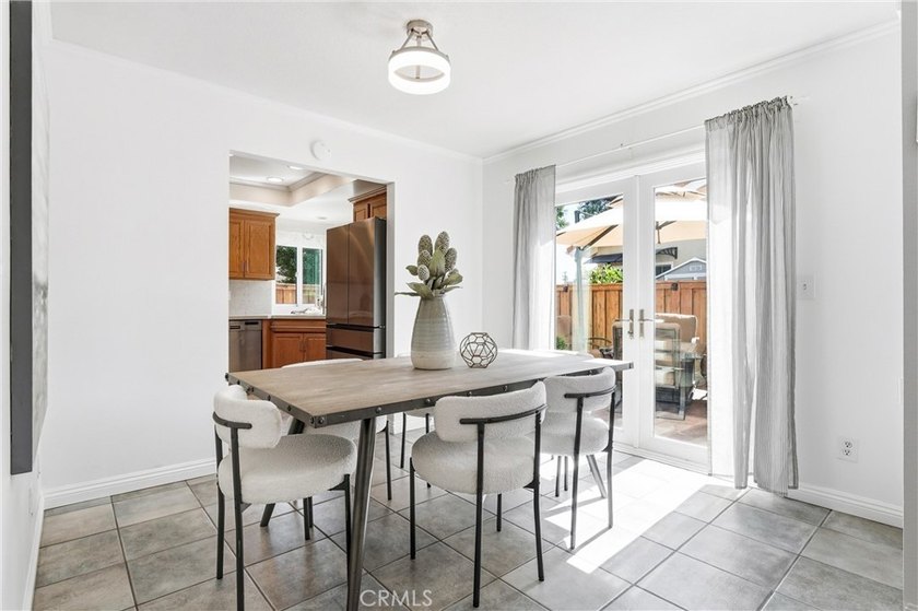 Beautiful end-unit townhome in a quiet interior location - photo 3