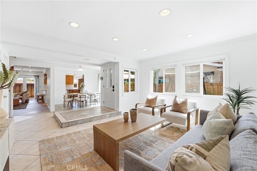 Beautiful end-unit townhome in a quiet interior location - photo 5