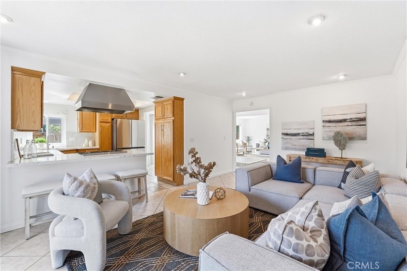 Beautiful end-unit townhome in a quiet interior location - photo 6