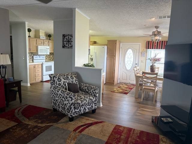 Move right into this beautifully updated 2-bedroom, 2-bath - photo 8