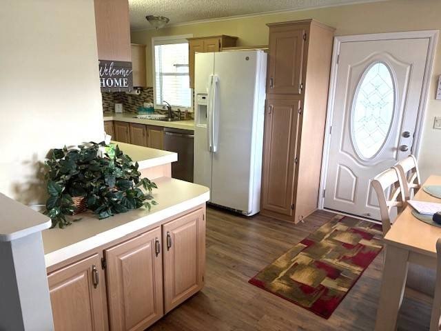 Move right into this beautifully updated 2-bedroom, 2-bath - photo 10