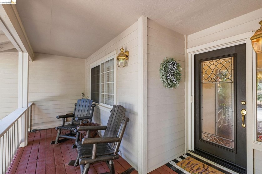 Experience the beauty of foothill living in this elegant home - photo 4