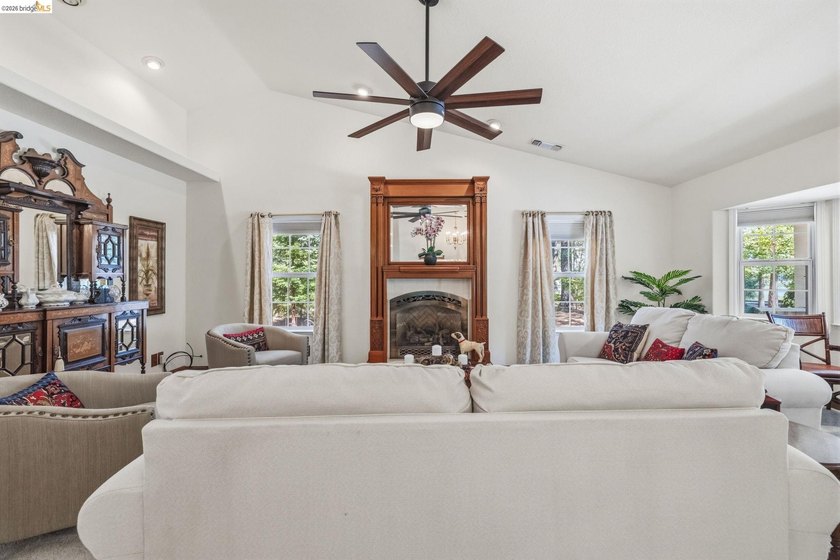 Experience the beauty of foothill living in this elegant home - photo 6