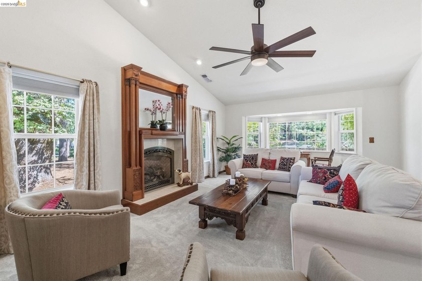 Experience the beauty of foothill living in this elegant home - photo 7