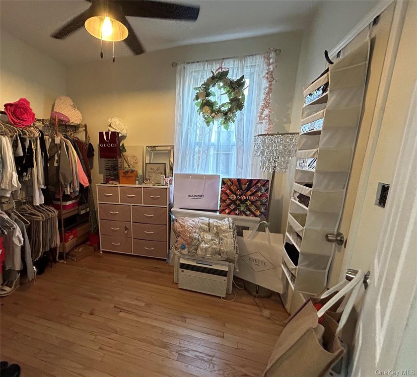 Beautifully maintained multifamily home in the Throggs Neck area - photo 2