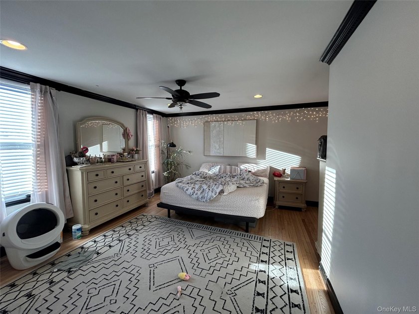Beautifully maintained multifamily home in the Throggs Neck area - photo 3