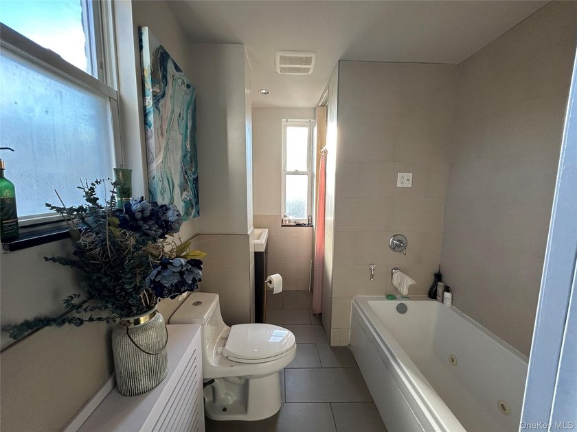Beautifully maintained multifamily home in the Throggs Neck area - photo 7