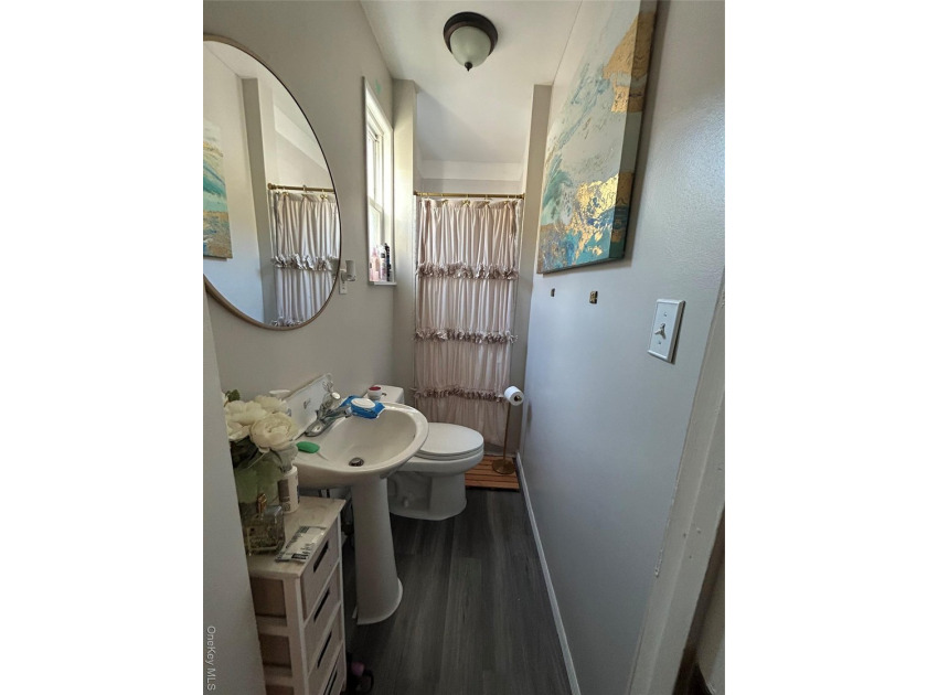 Beautifully maintained multifamily home in the Throggs Neck area - photo 10