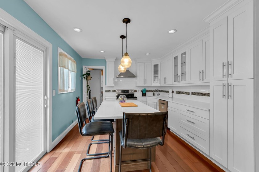 Spacious Beautifully Maintained Custom Home Offering 5 Bedrooms - photo 11