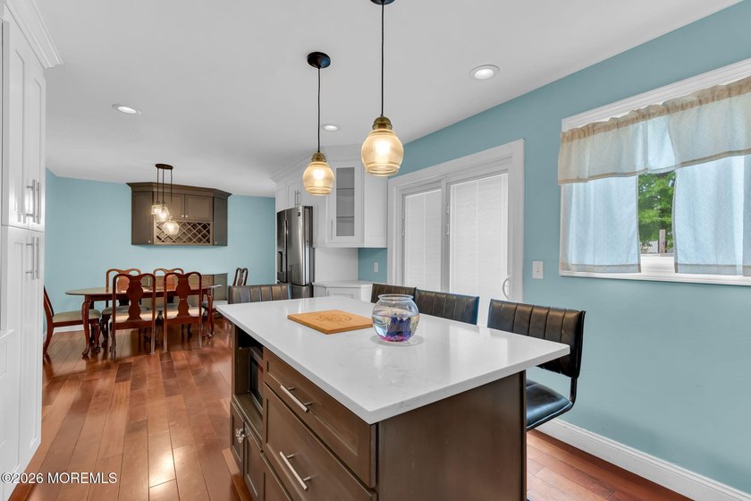 Spacious Beautifully Maintained Custom Home Offering 5 Bedrooms - photo 13
