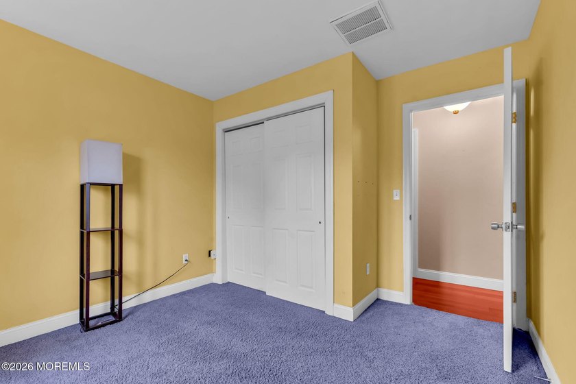 Spacious Beautifully Maintained Custom Home Offering 5 Bedrooms - photo 16