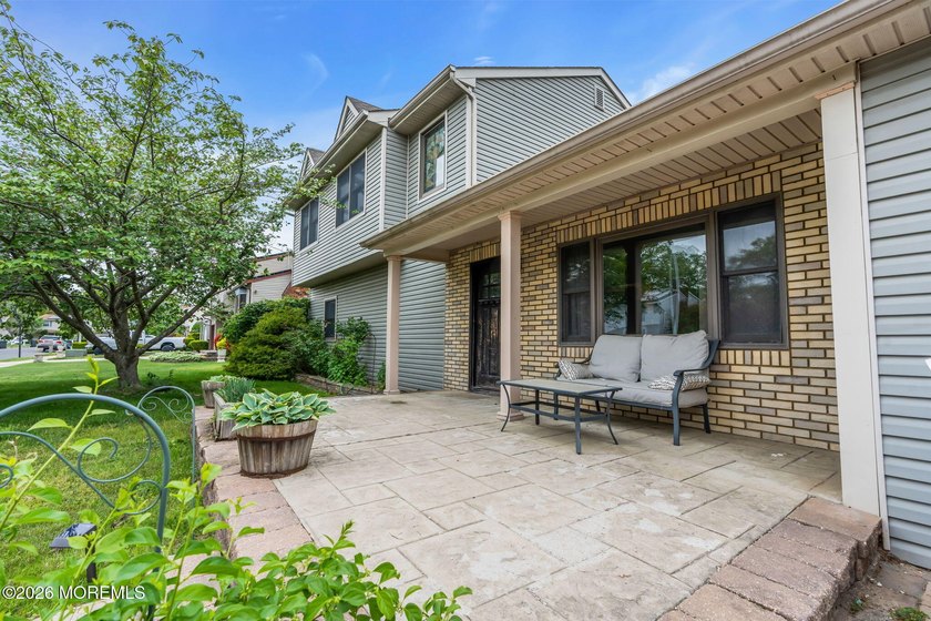 Spacious Beautifully Maintained Custom Home Offering 5 Bedrooms - photo 17