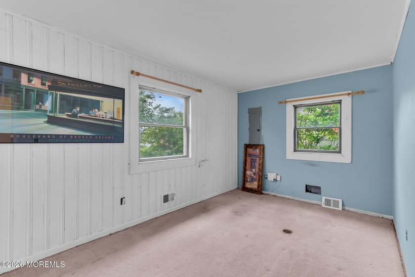 Spacious Beautifully Maintained Custom Home Offering 5 Bedrooms - photo 21