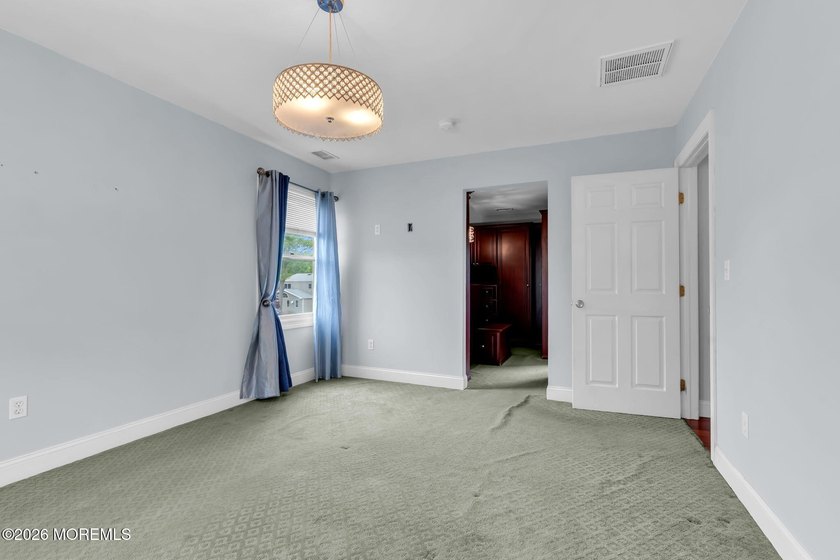 Spacious Beautifully Maintained Custom Home Offering 5 Bedrooms - photo 23