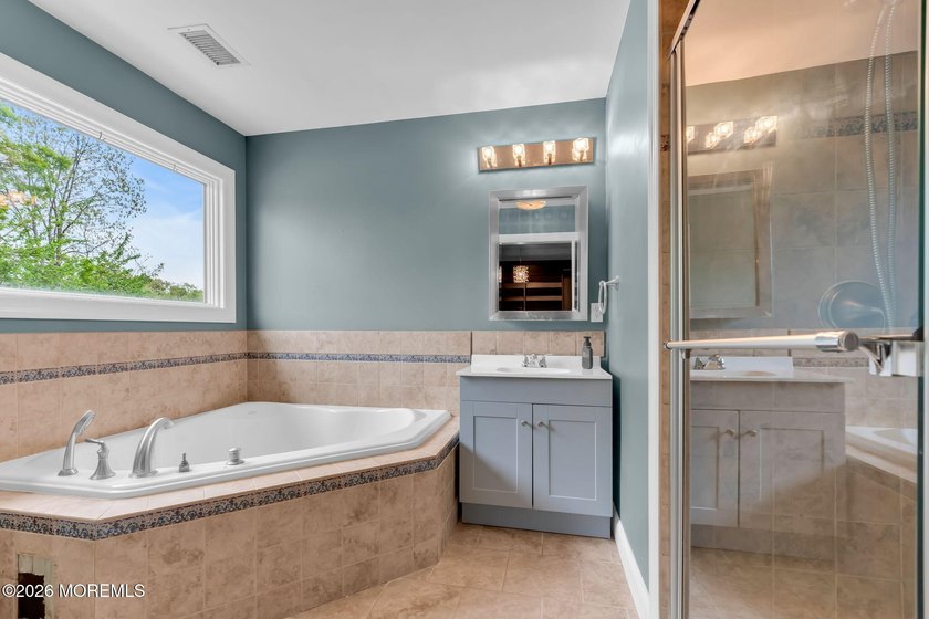 Spacious Beautifully Maintained Custom Home Offering 5 Bedrooms - photo 28