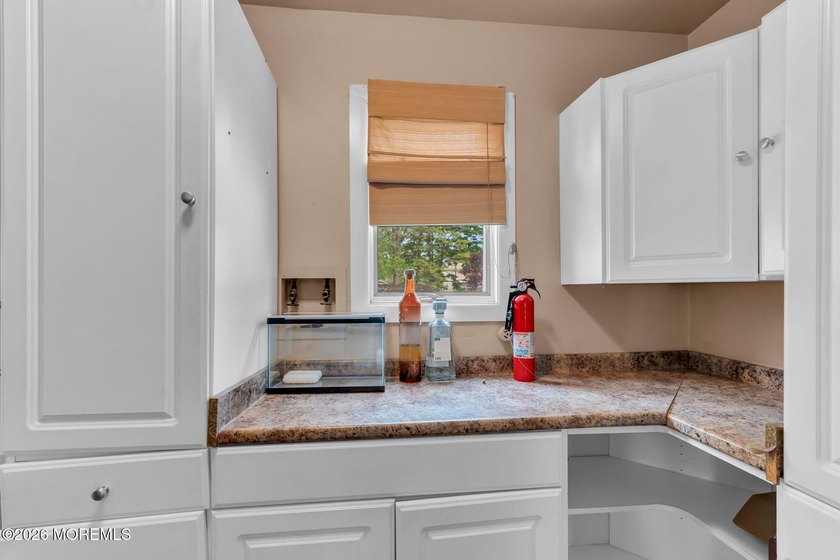 Spacious Beautifully Maintained Custom Home Offering 5 Bedrooms - photo 29