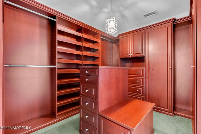 Spacious Beautifully Maintained Custom Home Offering 5 Bedrooms - photo 31