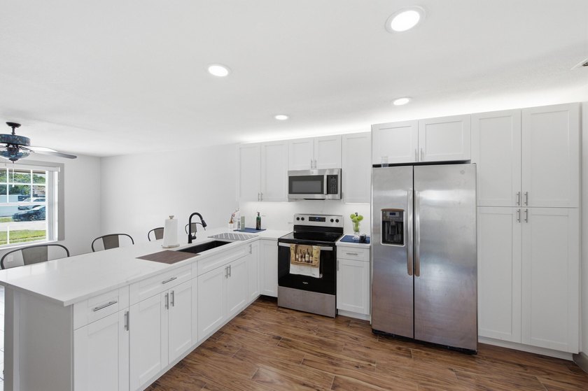 Welcome home to this beautifully updated 3-bedroom, 2-bath - photo 3