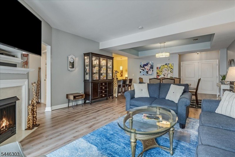 Experience refined, hassle-free living in The Royal Club at - photo 4