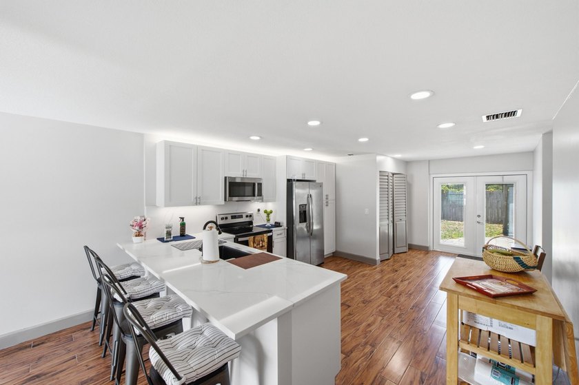 Welcome home to this beautifully updated 3-bedroom, 2-bath - photo 4