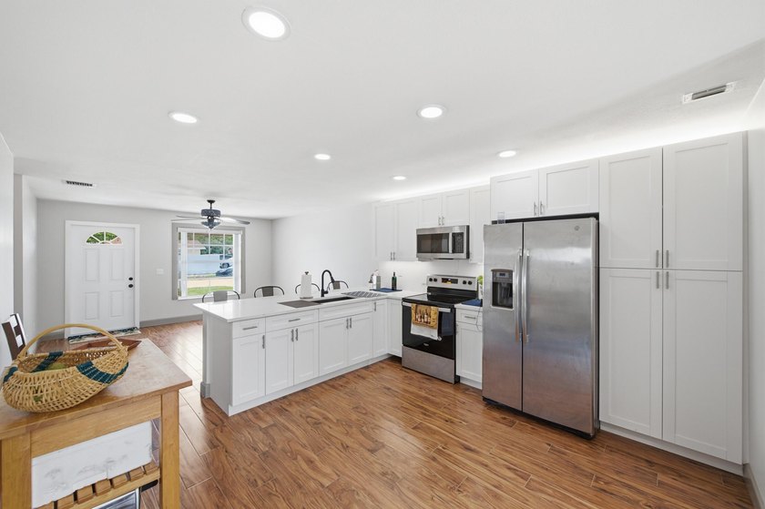 Welcome home to this beautifully updated 3-bedroom, 2-bath - photo 5