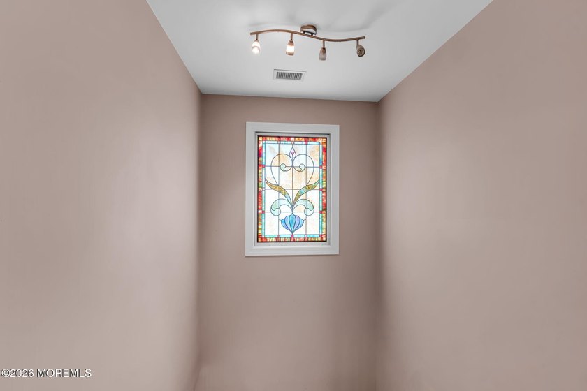 Spacious Beautifully Maintained Custom Home Offering 5 Bedrooms - photo 36