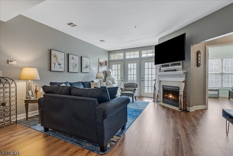 Experience refined, hassle-free living in The Royal Club at - photo 7