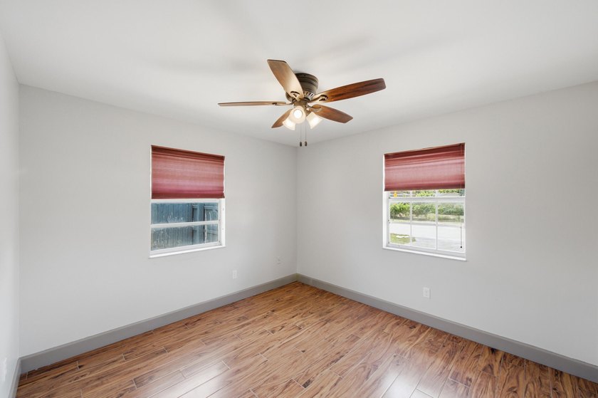 Welcome home to this beautifully updated 3-bedroom, 2-bath - photo 7