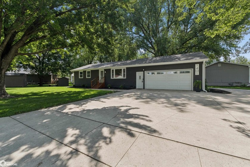 Welcome home to this beautifully updated 4-bedroom, 2-bath ranch - photo 2