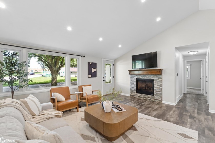 Welcome home to this beautifully updated 4-bedroom, 2-bath ranch - photo 4