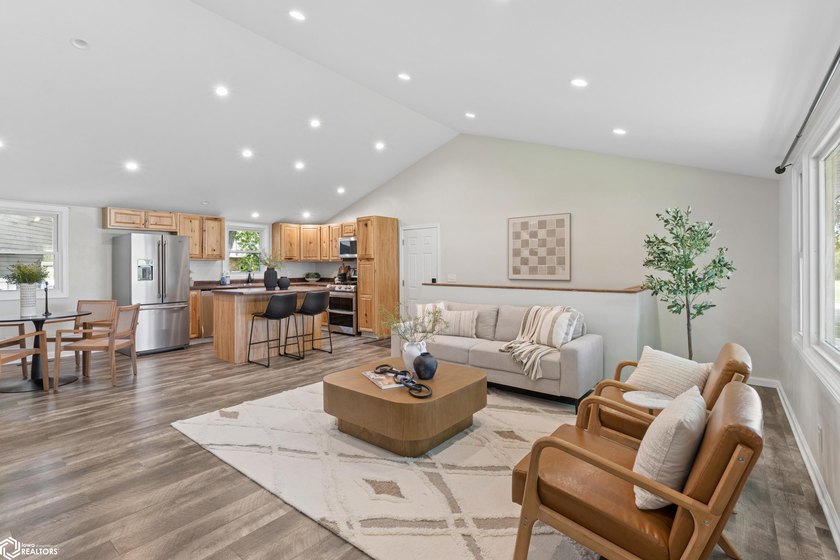 Welcome home to this beautifully updated 4-bedroom, 2-bath ranch - photo 5