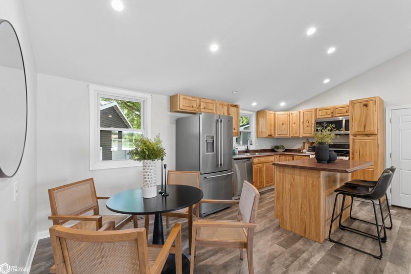 Welcome home to this beautifully updated 4-bedroom, 2-bath ranch - photo 6