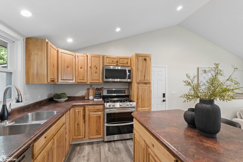 Welcome home to this beautifully updated 4-bedroom, 2-bath ranch - photo 9