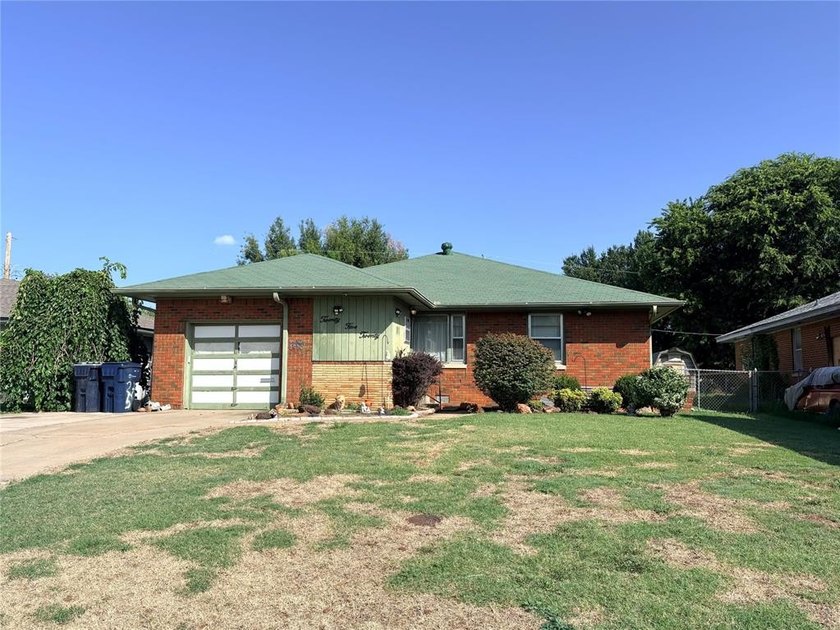 Welcome home if you need lots of space and bedrooms! This one is - photo 4