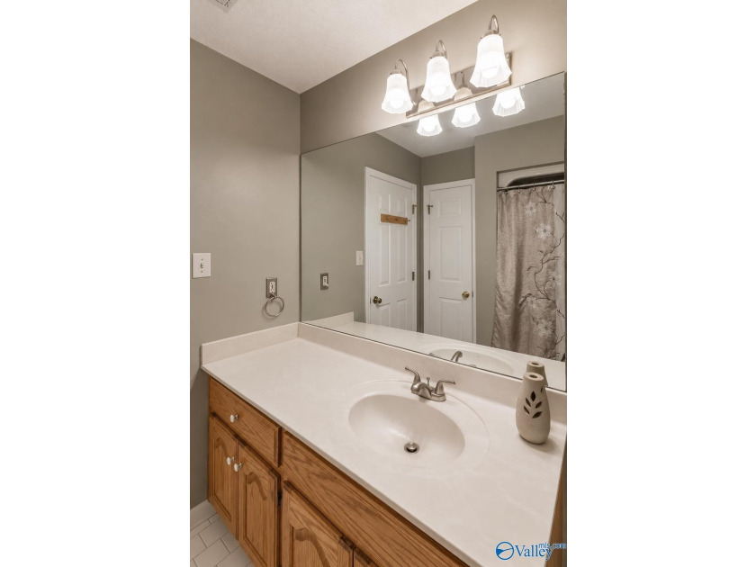 Beautiful townhome with loads of updates! Spacious living room - photo 22