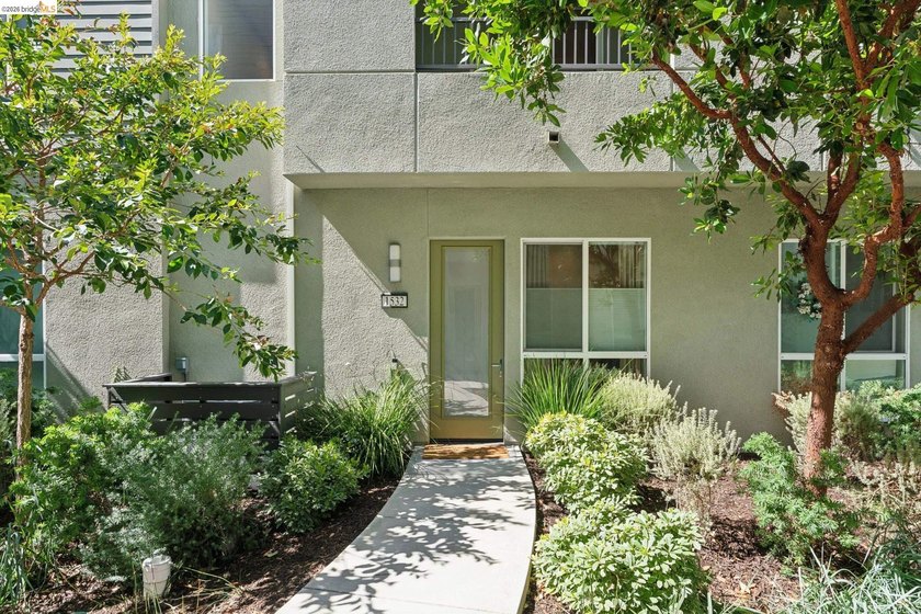 Modern Living in Marina Bay in this stylish and spacious - photo 2