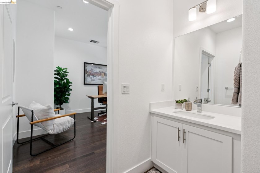 Modern Living in Marina Bay in this stylish and spacious - photo 6