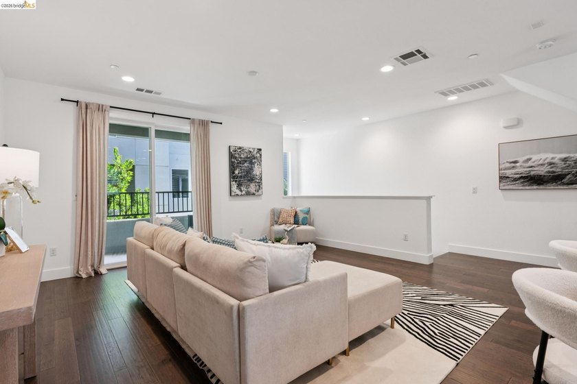 Modern Living in Marina Bay in this stylish and spacious - photo 10