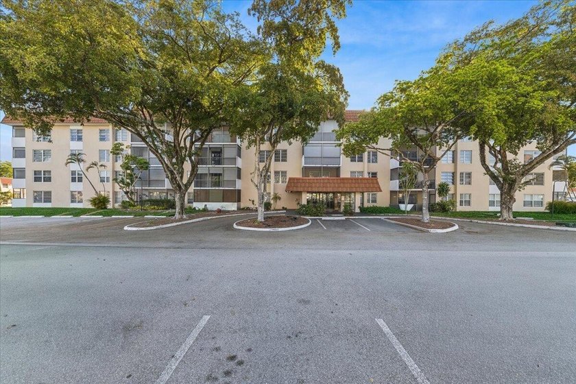 Welcome to this well-appointed two-bedroom, two-bathroom - photo 3