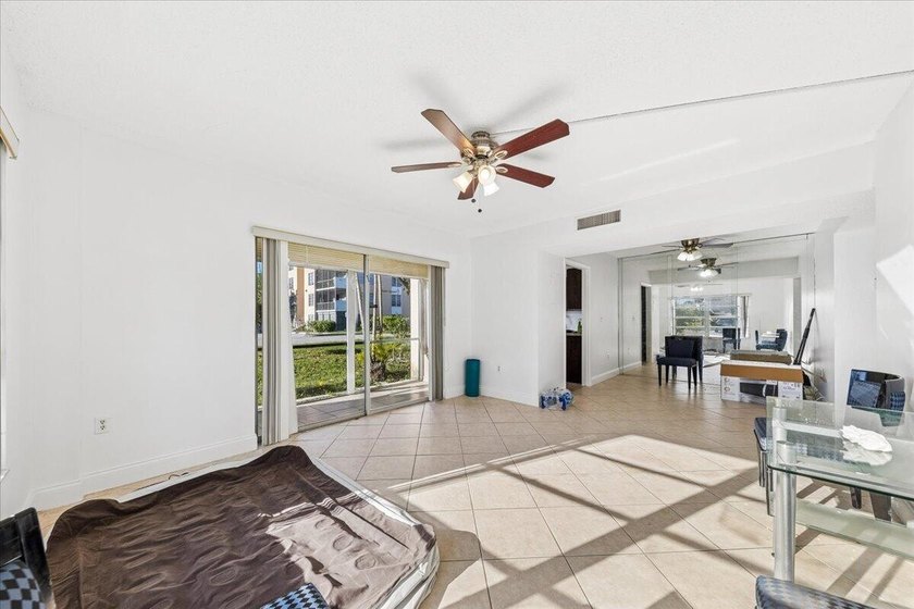 Welcome to this well-appointed two-bedroom, two-bathroom - photo 6
