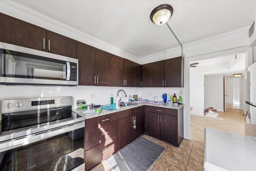 Welcome to this well-appointed two-bedroom, two-bathroom - photo 7