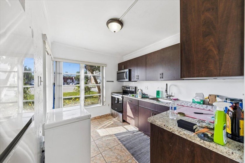 Welcome to this well-appointed two-bedroom, two-bathroom - photo 8