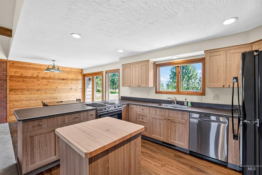 Welcome to Cascade!! Come home to this private home located in - photo 13