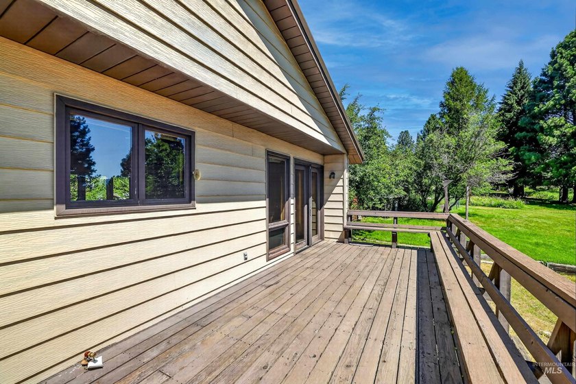 Welcome to Cascade!! Come home to this private home located in - photo 21
