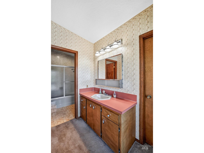 Welcome to Cascade!! Come home to this private home located in - photo 28