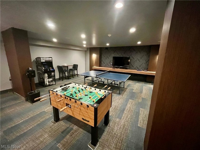 Rare opportunity to own a completely renovated Penthouse unit in - photo 30